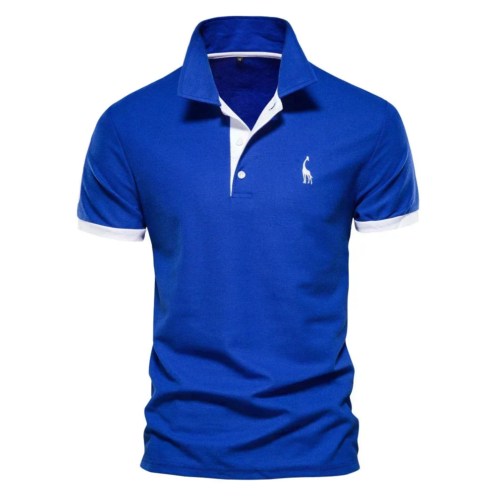 Polo bleu roi vu de face, avec détails blancs au col, à la patte de boutonnage et aux poignets 2