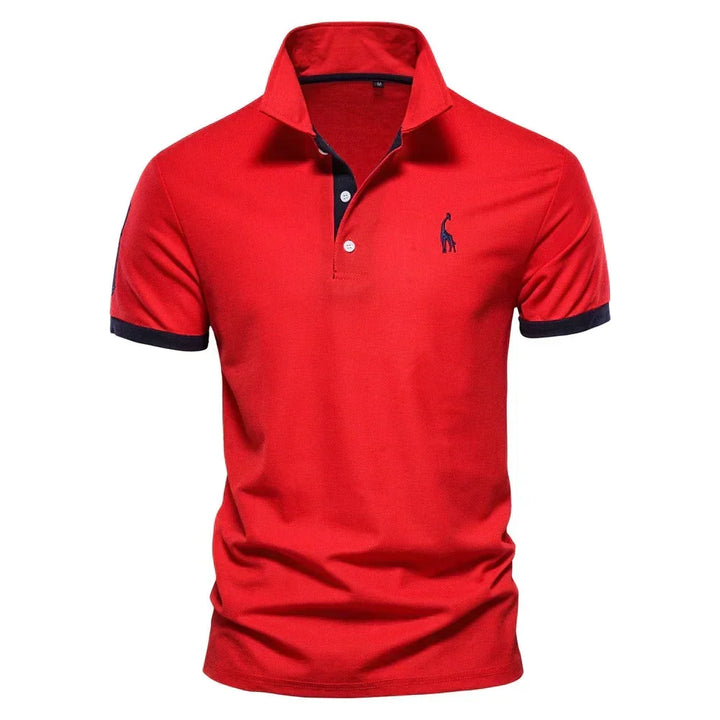 Polo rouge vu de face, avec liserés bleu marine au col, à la patte et aux manches 5