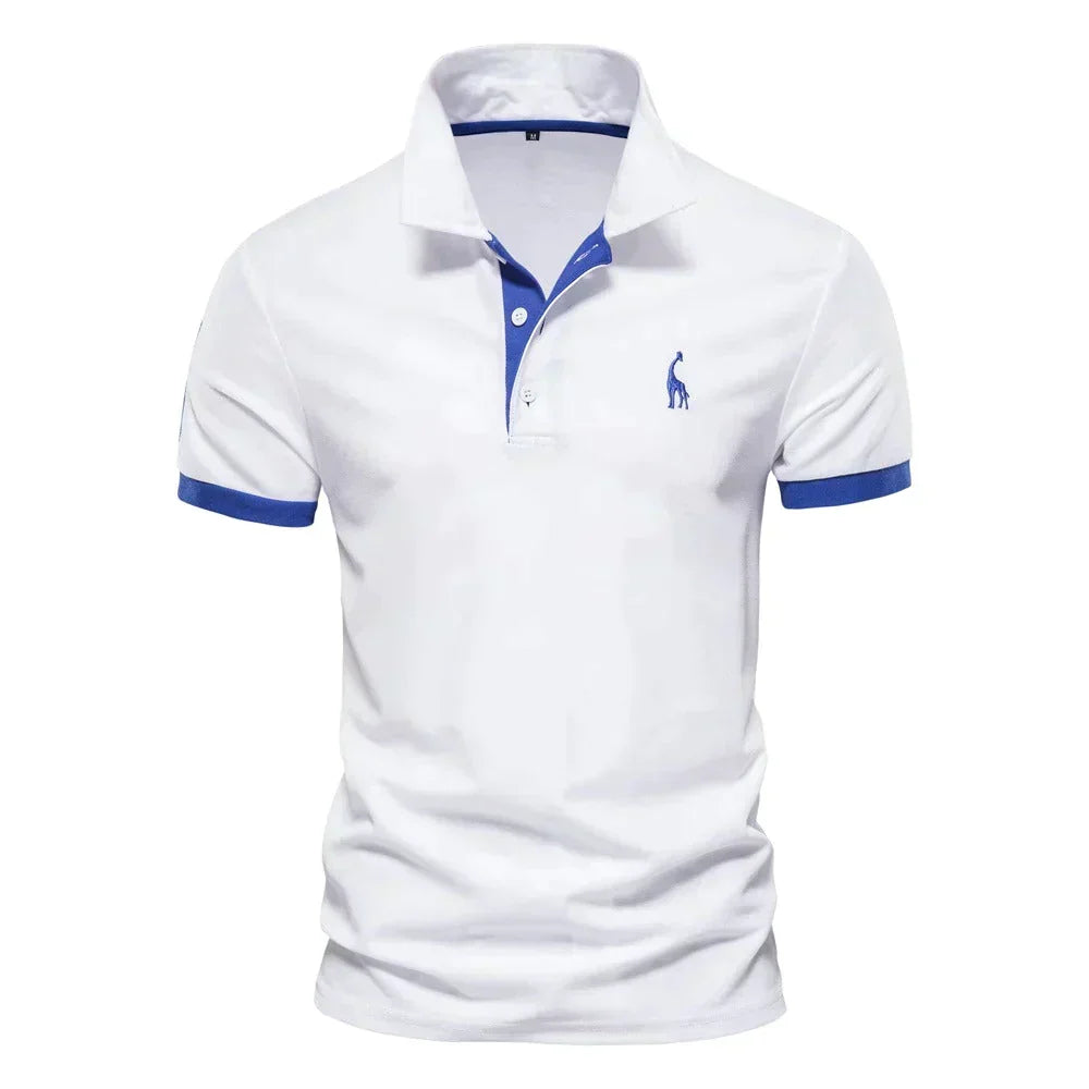 Polo blanc vu de face, avec détails bleus au col, aux boutons et aux bords de manches 3