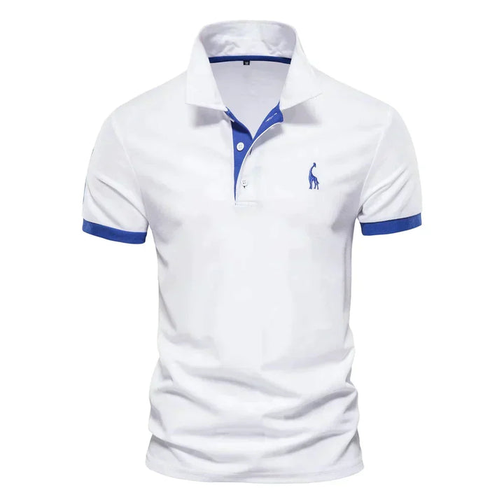 Polo blanc vu de face, avec détails bleus au col, aux boutons et aux bords de manches 3