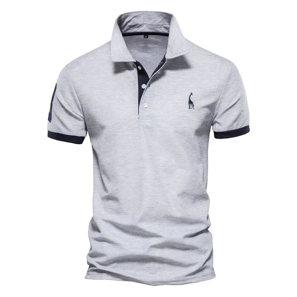 Polo gris clair chiné vu de face, avec finitions bleu marine au col et aux manches 4