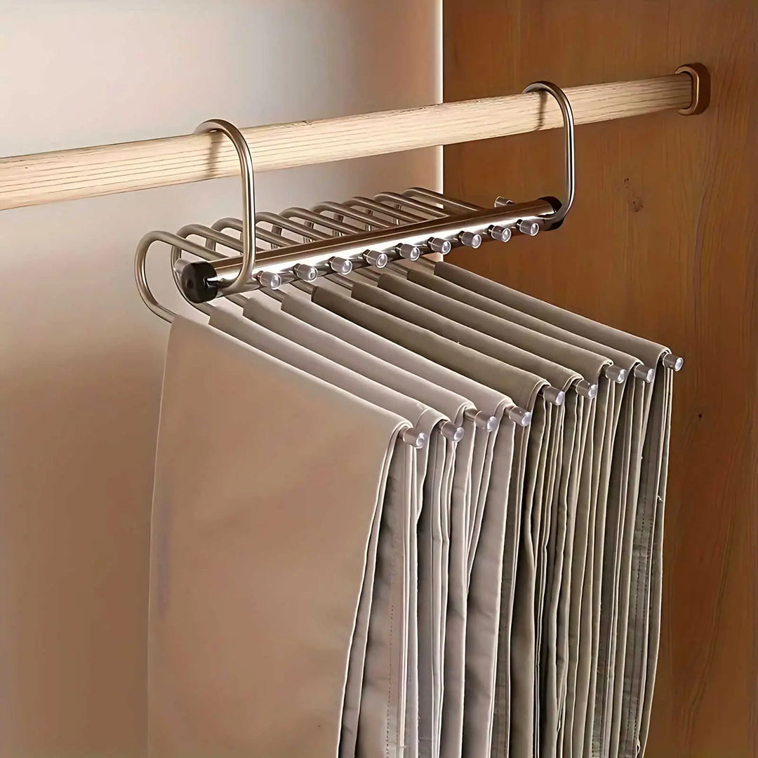 Organisateur replié à plat sur la tringle, ses barres alignées, avec une dizaine de pantalons suspendus côte à côte. 5
