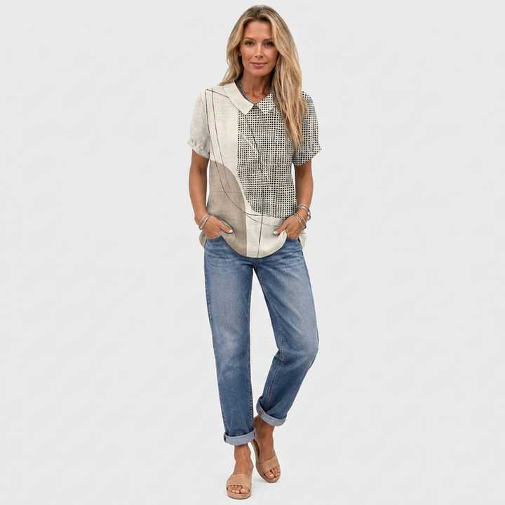 Tenue complète en pied, haut porté avec un jean retroussé et des sandales beige clair 3