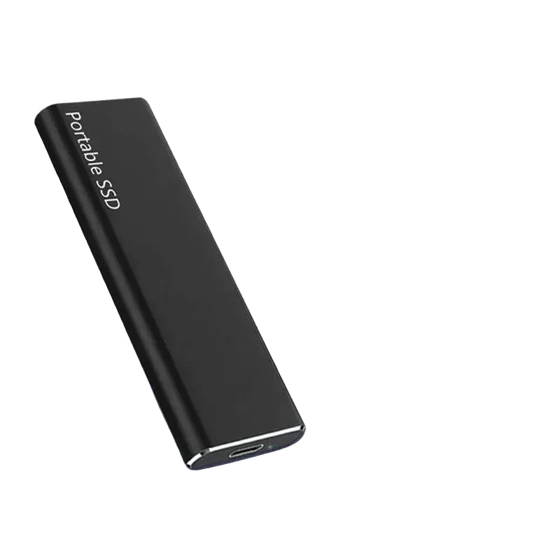 Boîtier noir mat, fin et allongé, vu en biais avec son port USB-C visible à l'extrémité, sur fond blanc. 1