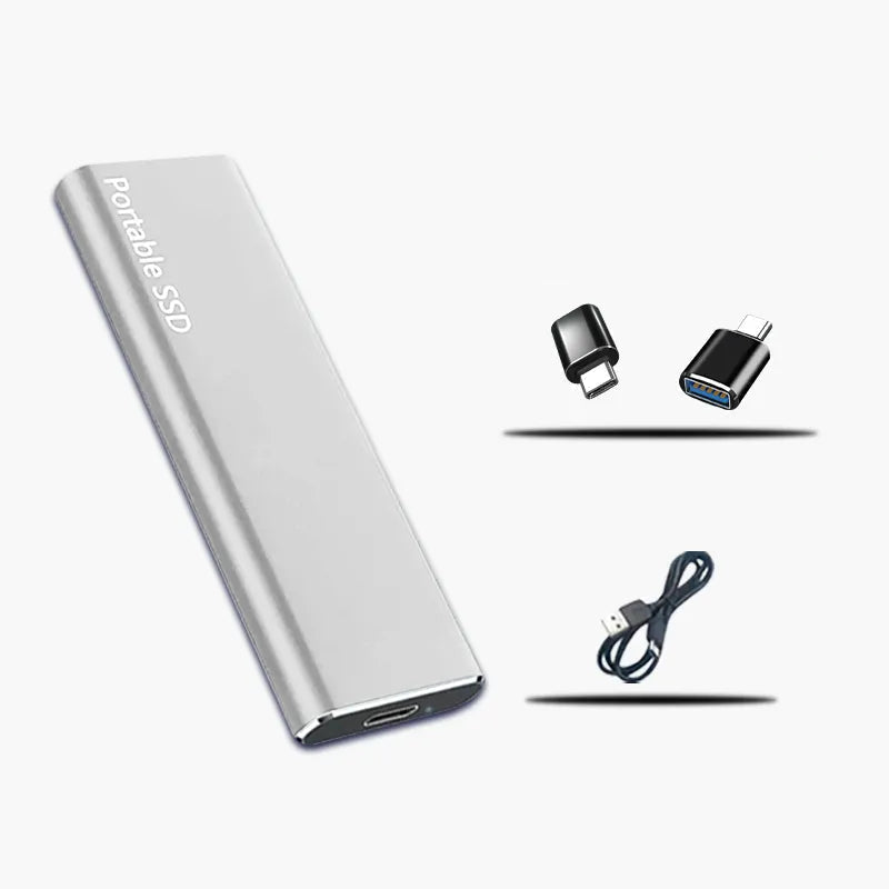 Version argentée du disque, présentée avec deux petits adaptateurs USB-C et un câble USB noir enroulé. 2