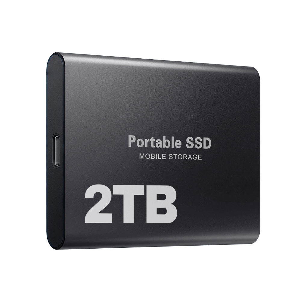 Boîtier noir vu de trois quarts, sur fond blanc, avec son port USB-C sur la tranche et sans câble. 2