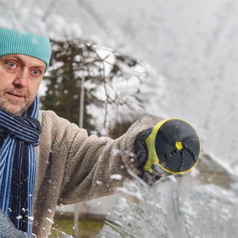 Homme en bonnet et écharpe tenant l'appareil, face rotative visible, devant une vitre enneigée 3