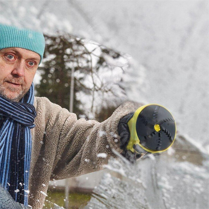 Homme en bonnet et écharpe tenant l'appareil, face rotative visible, devant une vitre enneigée 3