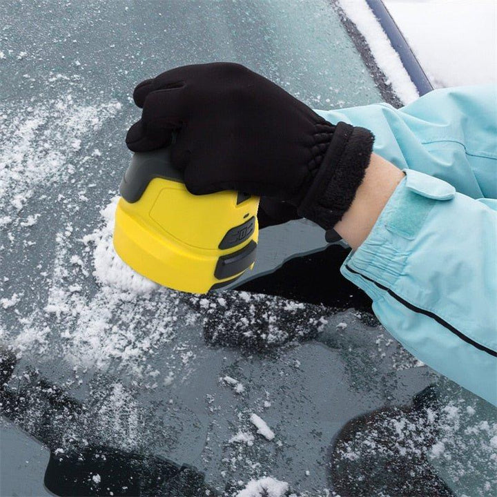 Main gantée de noir appuyant le gratte-glace jaune sur une vitre givrée, neige en poudre alentour 4