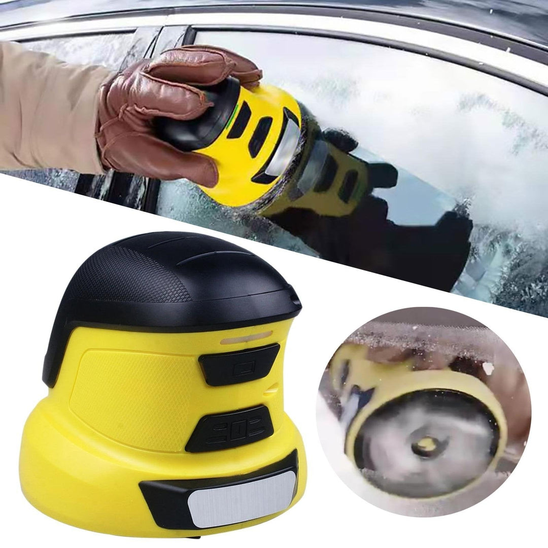 Montage du gratte-glace jaune et noir seul, avec une main gantée le passant sur une vitre givrée 1