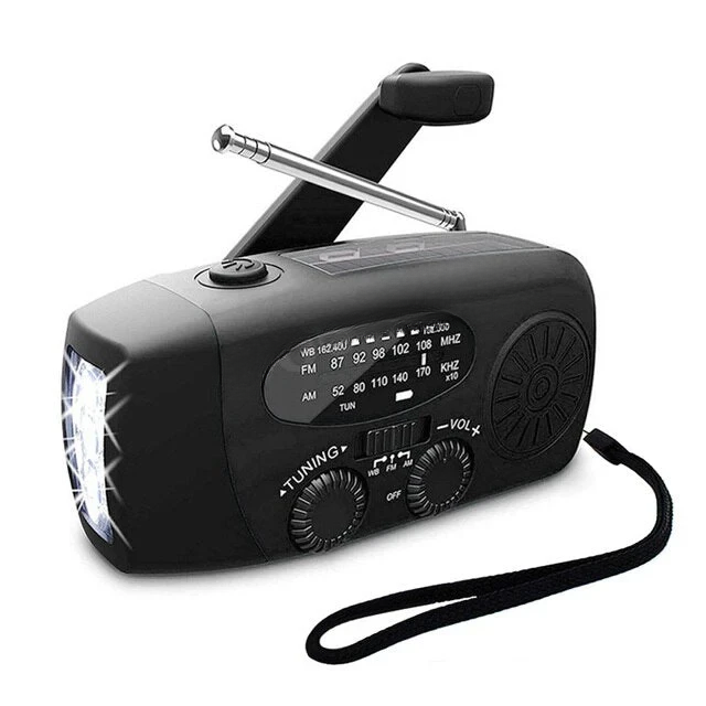 Version noire de la radio, lampe allumée, antenne sortie, avec dragonne noire pour la porter 2