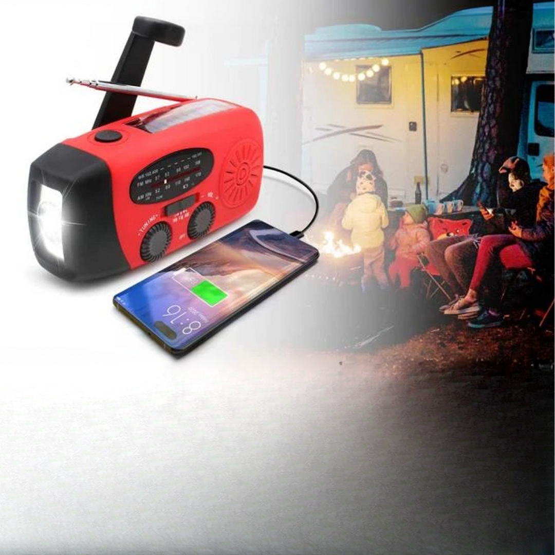Radio rouge rechargeant un smartphone, devant une scène de camping nocturne autour d'un feu avec des campeurs 4