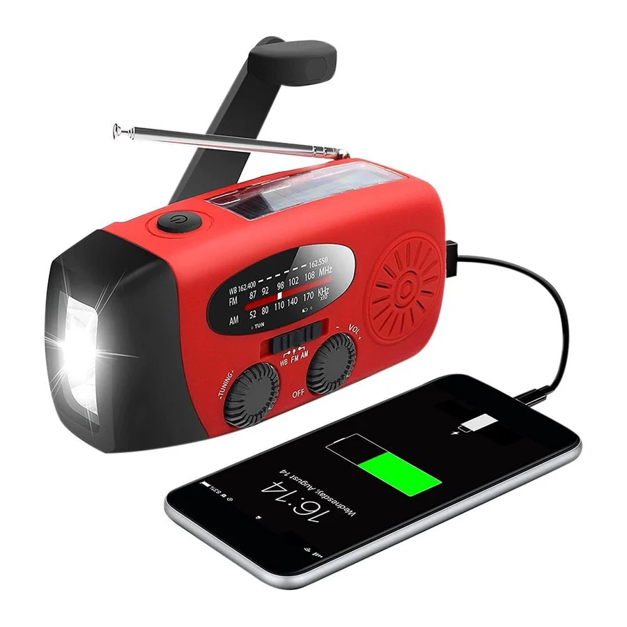 Radio rouge et noire, lampe allumée, antenne déployée, câble USB branché sur un smartphone en charge 1
