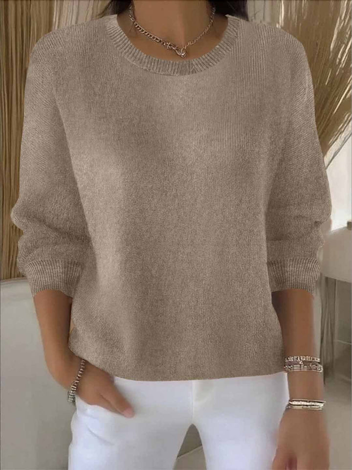 Pull taupe à col rond et manches longues, porté avec un pantalon blanc 5