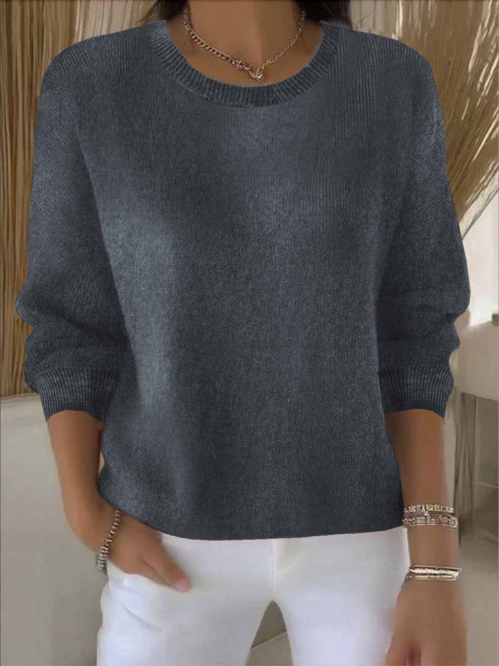 Pull gris anthracite à col rond, porté par une femme en pantalon blanc 6