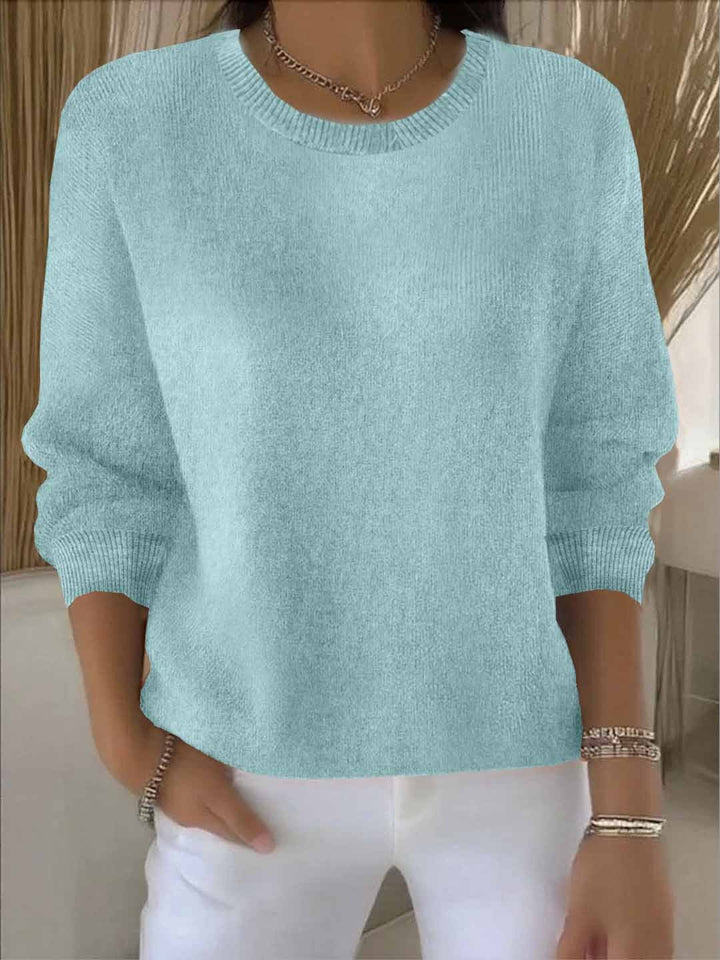 Pull bleu ciel clair à col rond, porté avec un pantalon blanc 10