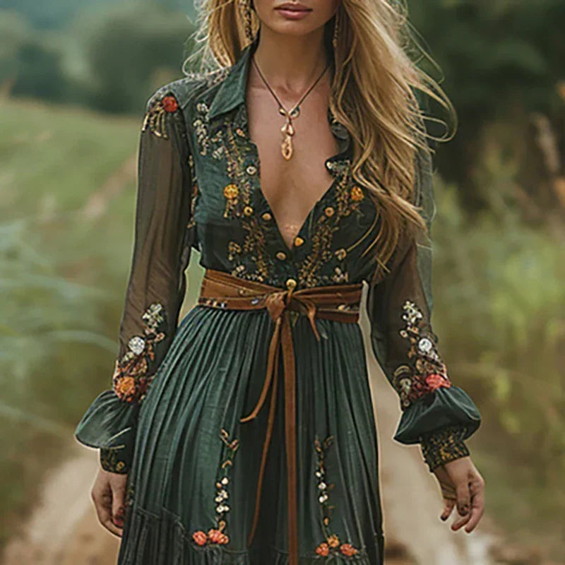 Détail du haut: col en V boutonné, broderies florales, manches transparentes et ceinture marron nouée à la taille 3