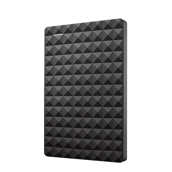 Disque dur noir vu de face sur fond blanc, avec sa surface à motif de pyramides 1