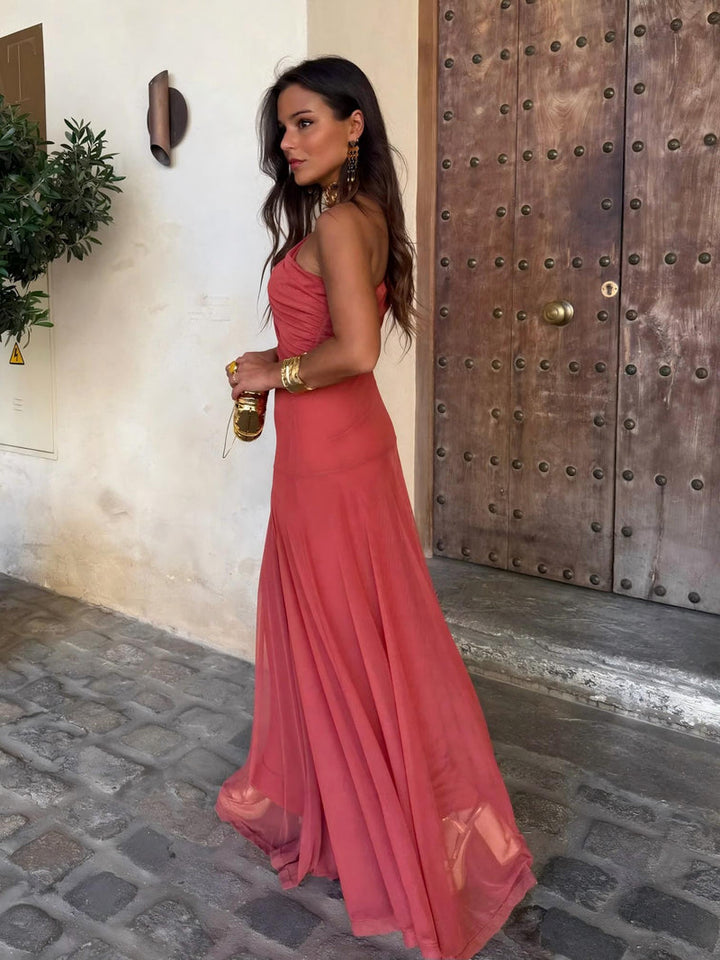 Robe corail à une épaule vue de profil, jupe fluide qui tombe en larges plis 5