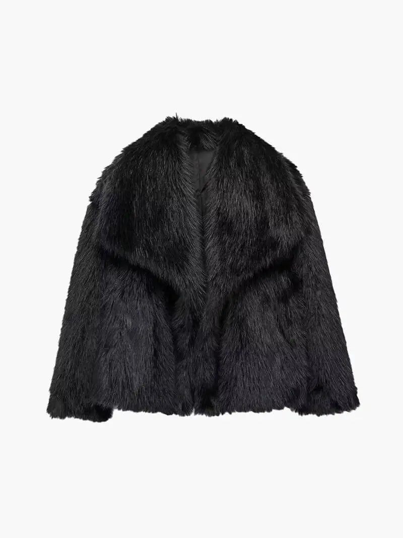 Manteau court en fausse fourrure noire, vue à plat sur fond blanc, col large et ouvert devant 2