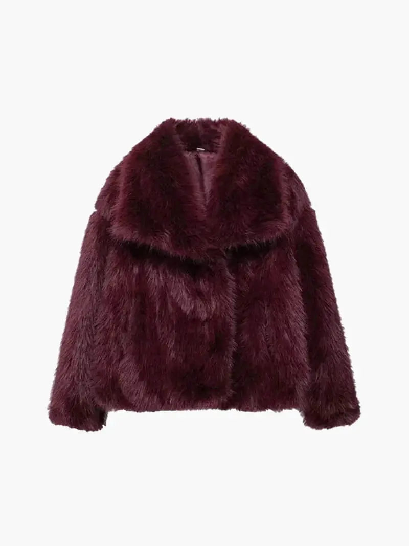 Version bordeaux du manteau en fausse fourrure, présentée à plat avec son large col à revers 4