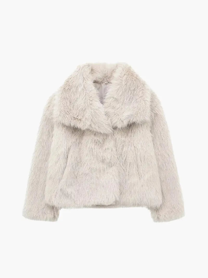 Manteau court en fausse fourrure beige clair, photographié à plat sur fond blanc, avec large col 1