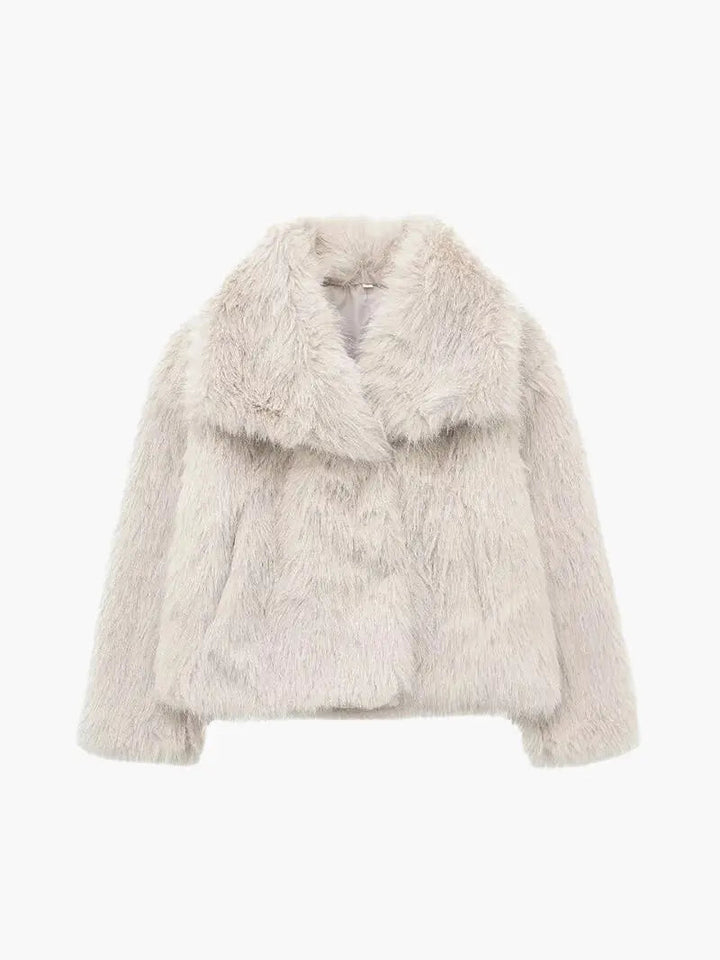 Manteau court en fausse fourrure beige clair, photographié à plat sur fond blanc, avec large col 1