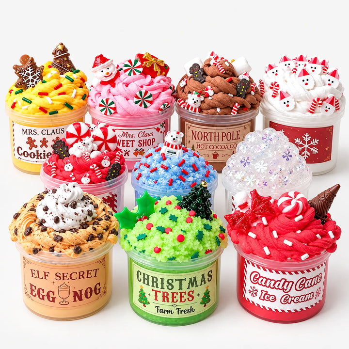 Dix pots de slime décorés comme des desserts de Noël, alignés sur fond blanc 2