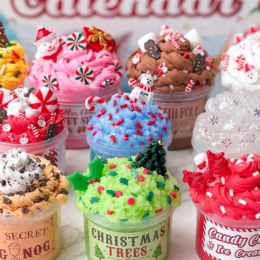 Gros plan sur les pots de slime aux textures variées, garnis de petites décorations de Noël 3
