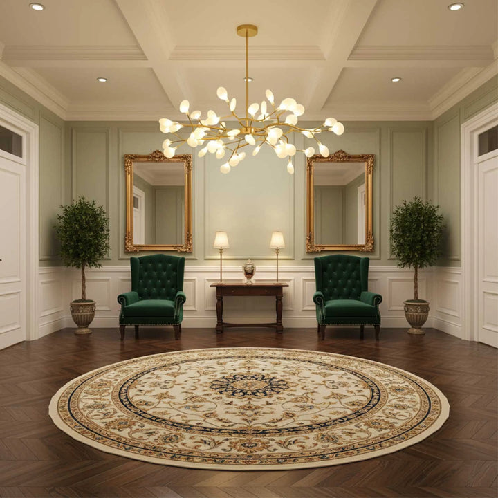Version dorée du lustre dans un hall classique avec miroirs dorés et fauteuils verts 4