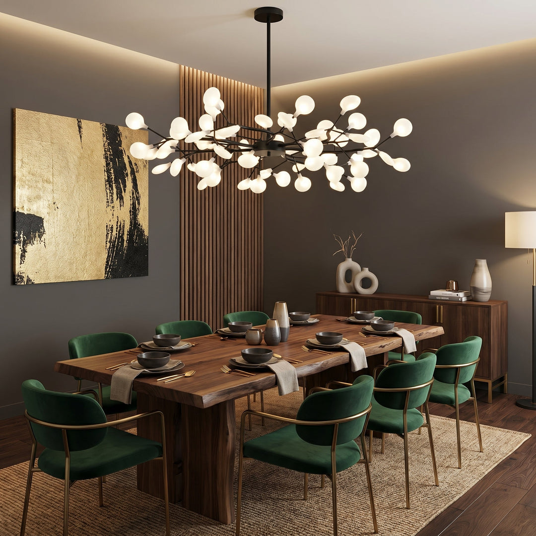 Lustre noir à branches au-dessus d'une table en bois et de chaises vertes, salle à manger sombre 3