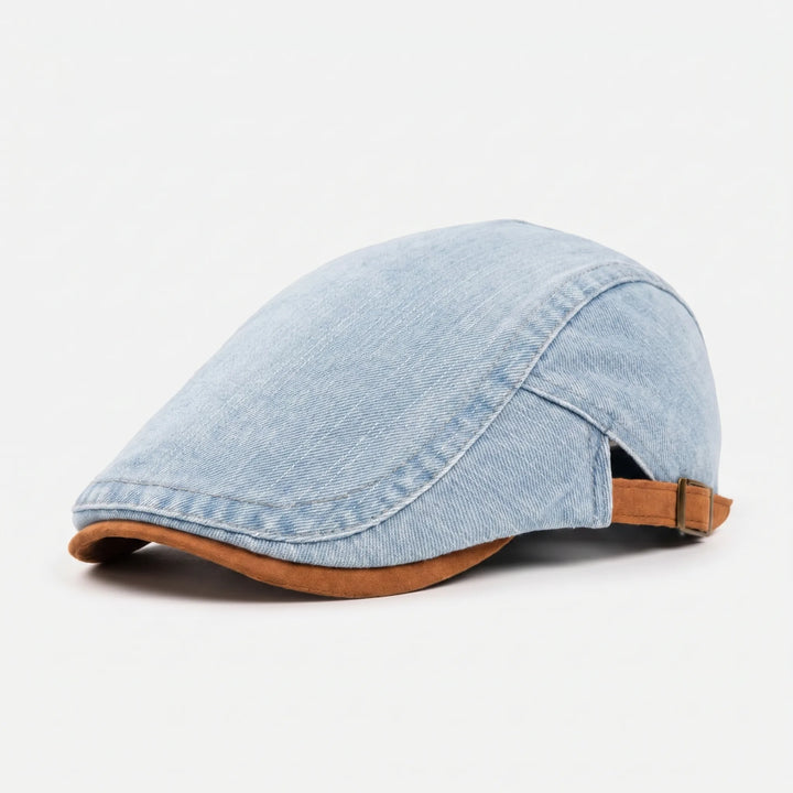 Casquette en denim bleu clair avec visière brune et boucle métallique à l'arrière, vue de trois quarts sur fond blanc. 3