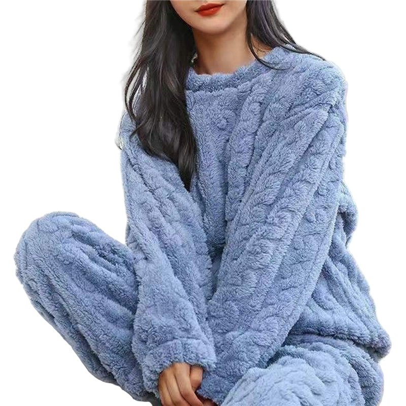 Femme assise portant le pyjama en polaire bleu texturé, sur fond blanc uni 1