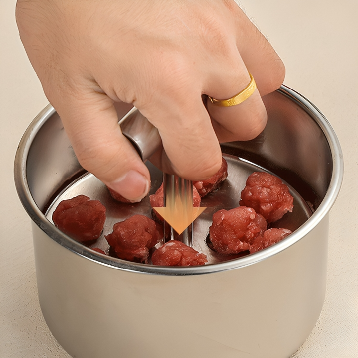 Main pressant la poignée vers le bas dans le récipient en acier, une flèche indiquant le geste, avec des boulettes de viande autour. 5