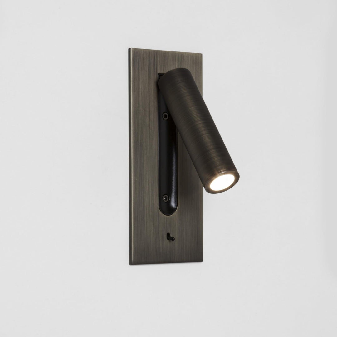 Applique bronze brossé au mur blanc, tube incliné vers la droite, LED allumée 17