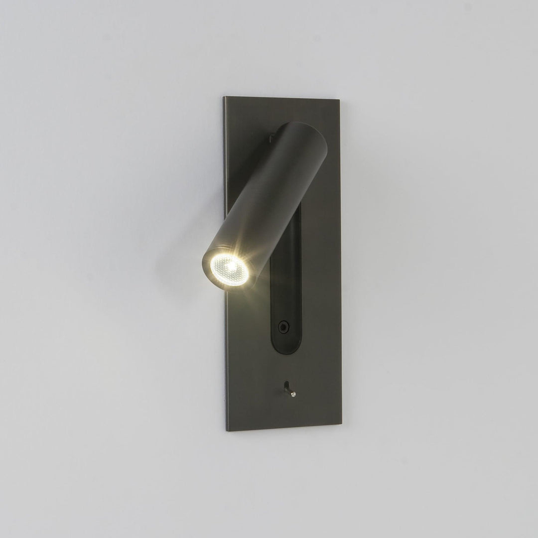 Gros plan sur la LED allumée dans le tube sombre, rayonnement lumineux visible sur mur clair 5