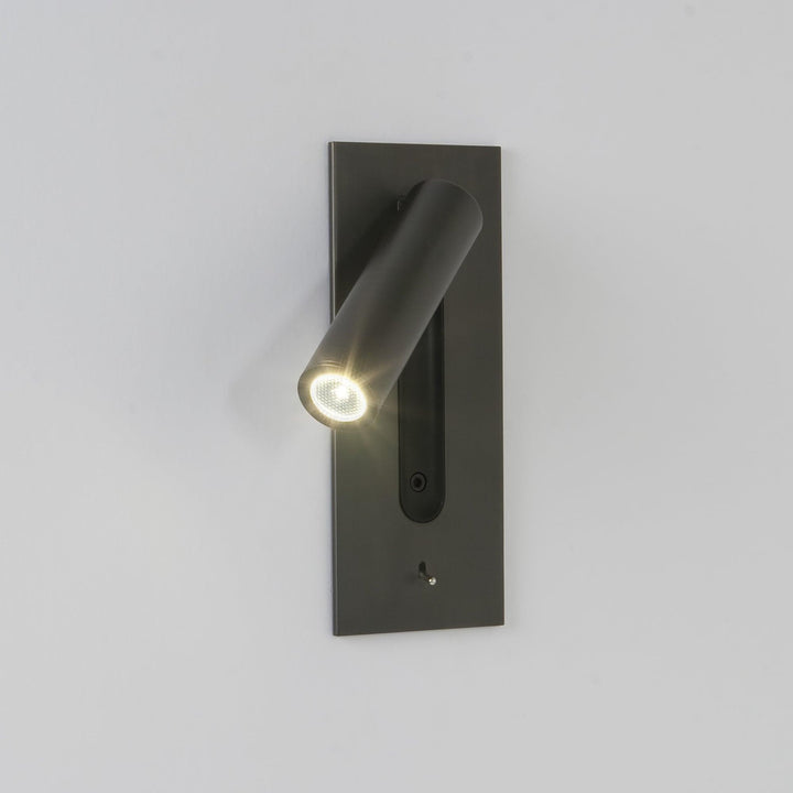 Gros plan sur la LED allumée dans le tube sombre, rayonnement lumineux visible sur mur clair 5