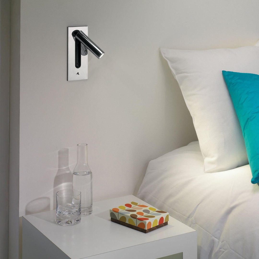Applique chromée de lecture dans une chambre, avec oreillers blancs et coussin turquoise 9