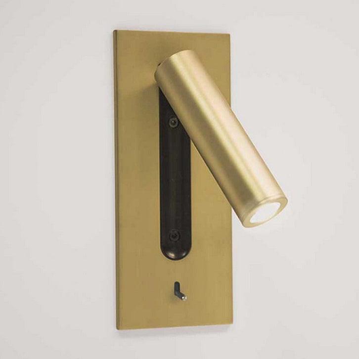 Applique dorée sur mur clair, spot orienté vers la droite avec LED visible 26