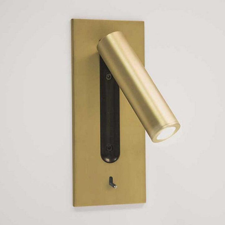 Applique dorée sur mur clair, spot orienté vers la droite avec LED visible 26