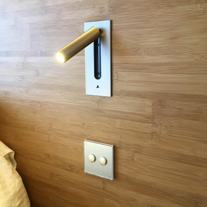 Applique dorée sur un mur en bambou, spot allumé, avec un double interrupteur tactile en dessous 29