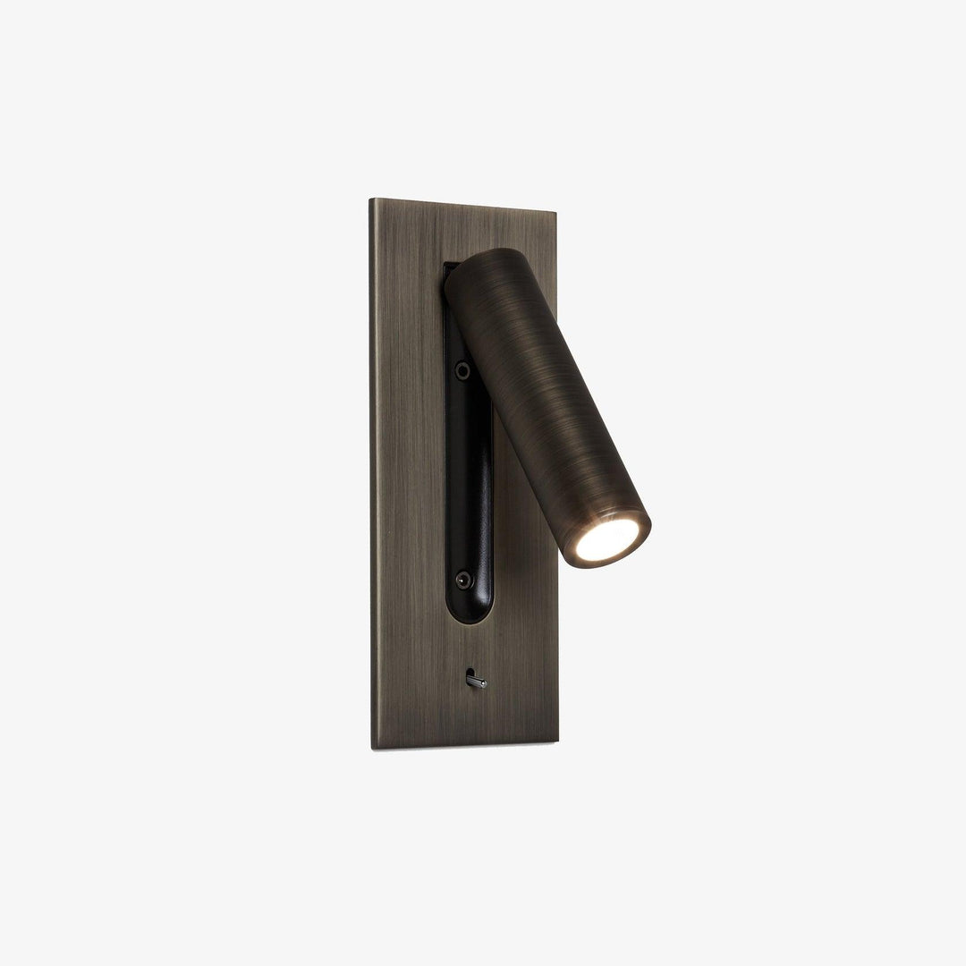 Applique en bronze brossé, tube orienté vers la droite, LED allumée sur fond clair 3