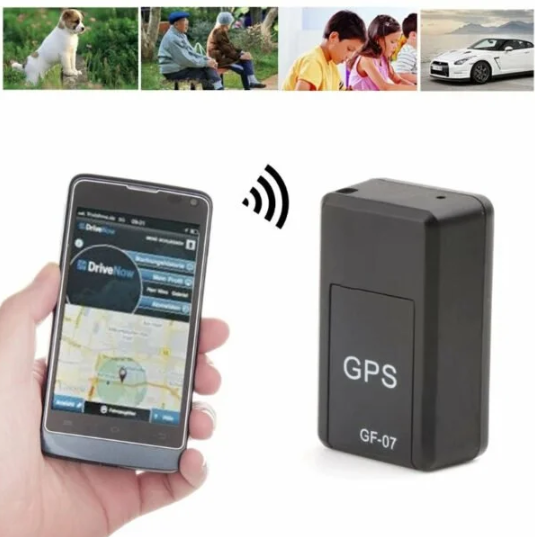 Boîtier noir à côté d'une main tenant un smartphone avec une carte, au-dessus de petites images d'un chiot, de seniors, d'enfants et d'une voiture. 3