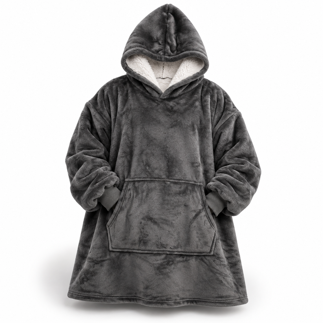 Sweat-couverture gris foncé vu de face sur fond blanc, avec capuche doublée de sherpa blanc et grande poche kangourou. 1