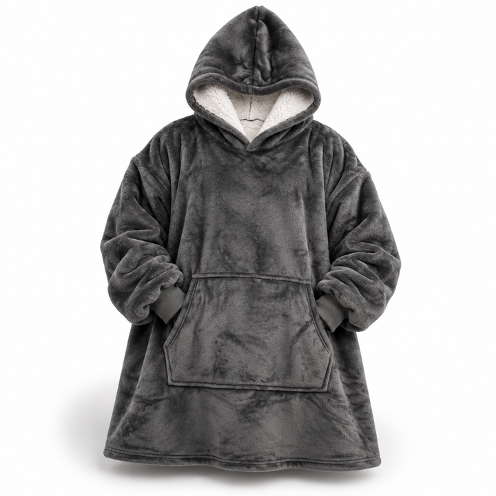 Sweat-couverture gris foncé vu de face sur fond blanc, avec capuche doublée de sherpa blanc et grande poche kangourou. 1