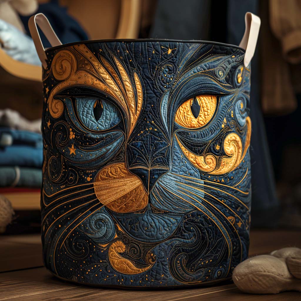 Gros plan sur le panier rond matelassé orné d'un visage de chat bleu nuit aux yeux dorés, avec ses deux poignées en tissu écru. 1