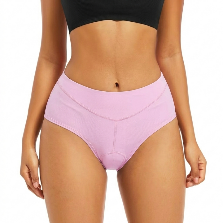 Vue de face portée par un modèle, culotte lilas clair avec couture centrale 13