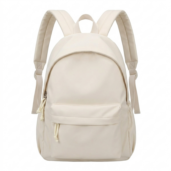 Sac à dos beige crème vu de face sur fond blanc, avec poche avant zippée et bretelles ajustables. 5