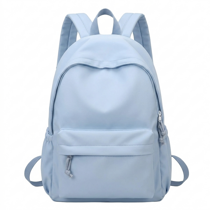 Sac à dos bleu clair vu de face sur fond blanc, avec poche avant zippée et poches latérales élastiques. 6