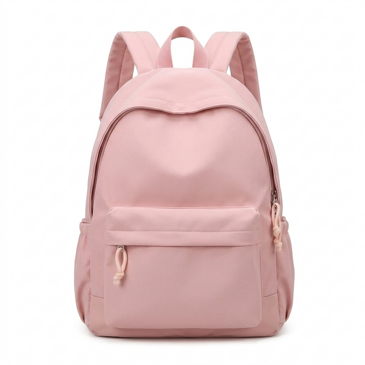 Sac à dos rose pastel vu de face sur fond blanc, avec poche avant zippée et poignée de portage. 7